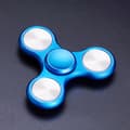 Fidget Spinner i metall med LED-lys - Festgave med rikelig lysshow - Sensoriske leker for angstlindring for barn og voksne - Bra (blå)