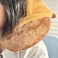 Pikkukuva 9 / 9: Kapibara-pehmolelu tyyny hatulla - Piirretty eläinpehmolelu kaulatyynys