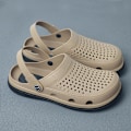 Miniatyrbilde 2 av 4: Hageklogger for kvinner og menn - Strandtøfler Unisex Komfortable Slip-on Sandaler khaki 41