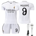 Pikkukuva 1 / 2: 2425 Real Madrid kotijalkapallopuku Mbappe sukat jalassa