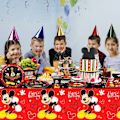 Pikkukuva 5 / 6: Syntymäpäiväjuhlan koristeet, Mickey Mouse juhlakattauksen astiasarja syntymäpäiväjuhliin Färgglada tallrikar