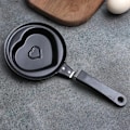 Miniatyrbillede 4 af 6: Tegnet sød stegepande Minikokpande Non-Stick Morgenmadspande Kærlighedsomeletpande Hjem Køkkenredskaber 12  cordate