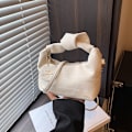 Miniatyrbild 6 av 7: Plesade Små Handväskor Kvinnors 2024 Våren Och Sommaren Nytt Moderik Stilfulla Axel Väska Hipster Crossbody Nya Måne Väskan Svart