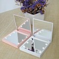 Miniatyrbillede 6 af 7: 6 LED-sminkspejl med lys 1x 2x forstørrende lille lomme Bærbar rejsespejl sort hvid sammenklappelig sminkspejl Sort