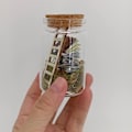 Pikkukuva 7 / 7: Miniatyyrikirjaston maisema - työpöydän lasipullo purkki kirjahyllyn tikkaat, luonnon kasvikoriste 1 st