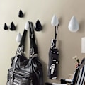 Miniatyrbild 1 av 5: Kreativt set med 4 droppformade klädkrokar för väggmontering, modern design