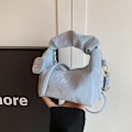 Miniatyrbild 7 av 7: Plesade Små Handväskor Kvinnors 2024 Våren Och Sommaren Nytt Moderik Stilfulla Axel Väska Hipster Crossbody Nya Måne Väskan Svart