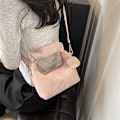 Miniatyrbild 3 av 7: Plesade Små Handväskor Kvinnors 2024 Våren Och Sommaren Nytt Moderik Stilfulla Axel Väska Hipster Crossbody Nya Måne Väskan Svart