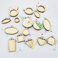 Miniatyrbillede 4 af 7: 10 stk. Mini Broderi Hulahop Træ Ring Blandet Rund Tæt Korssting Ramme Kit Til Smykker Nøglering Håndværk Tilbehør 3x2.5cm 10PCS