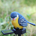 Miniatyrbillede 4 af 7: Solcelledrevet havefigur - fuglestatue lampe | LED stibelysning | baghave græsplæne dekoration | naturinspirerede haveindsatser | udendørs accent Orkidé fågel