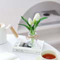 Miniatyrbillede 2 af 4: Hvide Tulipaner i Glasvase med Kunstigt Vand, Ægte Touch Blomster til Køkken og Bryllupsdekoration White