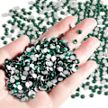 Miniatyrbilde 1 av 4: 14400 stk Grønne Flatback Rhinestones for DIY Håndverk, Smaragd, SS6, 1,9-2,1 mm Emerald SS6/14400pcs