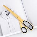 Miniatyrbillede 4 af 4: Ergonomiske sakse i rustfrit stål med messing og blødt greb - Asymmetrisk design