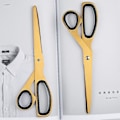 Miniatyrbillede 3 af 4: Ergonomiske sakse i rustfrit stål med messing og blødt greb - Asymmetrisk design