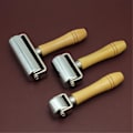 Miniatyrbilde 4 av 5: Lærpermbinder Tapet Bilfolie Solid Rulle Håndpressing Binder Diy Håndverktøy L Modell