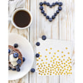 Miniatyrbilde 5 av 5: 60 Gylne Polkadot-servietter, Gylne Folierte Papirservietter, Hvite Servietter for Dekorative Fester, Bursdager, Bryllup og Julefeiring (33x3...