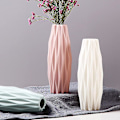 Miniatyrbilde 4 av 5: 2 stk. Kreativ plastblomster vase, dekorativ skrivebordsornament plastvase for kjøkken stue soverom kontor (rosa og hvit)