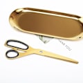 Miniatyrbillede 2 af 4: Ergonomiske sakse i rustfrit stål med messing og blødt greb - Asymmetrisk design