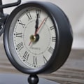 Pikkukuva 3 / 5: Vintage-tyylinen metallinen sivupöytäkello, eativ moderni rautataide-instrumentti musta kvartsikello, hyllykello koristeellinen.