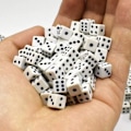 Pikkukuva 5 / 5: Galaxy 200 kpl 8 mm miniatyyritärät mustilla pisteillä 6-sivuinen noppa Standardpelinopat