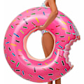 Miniatyrbild 1 av 5: Donut boj, stor jordgubbsdonut uppblåsbar badring, stora sommarpoolleksaker för stranden, simring flytande för vuxna