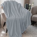 Pikkukuva 4 / 4: Fleecepeitto 127x152 cm sohvalle, sängylle, superpehmeä ja mukava plyysimikrokuituinen flanellipeitto 3D-raidoilla, kevyt vaaleanharmaa