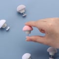 Miniatyrbilde 2 av 4: 4/8/16/24 stk. Sopp Dynetrekk Klyper Macaron Sklisikker Dynetrekk Klype Én Nøkkel For Å Låse Opp Dynetrekk Feste Klype Laken Grey 8 PCS