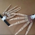 Pikkukuva 2 / 3: Artikuloidut sormet Joustavat nivelet Luurankokäden jatkeet Halloween-juhlatarvike White Left hand