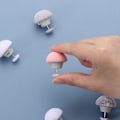 Miniatyrbilde 2 av 4: 4/8/16/24 stk. Sopp Dynetrekk Klyper Macaron Sklisikker Dynetrekk Klype Én Nøkkel For Å Låse Opp Dynetrekk Feste Klype Laken White 16 PCS