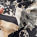 Miniatyrbilde 2 av 2: Sjal med femspissstjerne-mønster, tykt og varmt Black and white