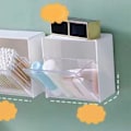 Miniatyrbilde 5 av 5: Veggmontert Muslingoppbevaringsboks: Plastorganisator for bomullsdotter, bomullsrondeller, baller, tanntråd og gummistrikk White