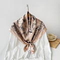 Miniatyrbild 2 av 4: Elegant sidenscarf Aprikos