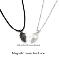 Miniatyrbild 4 av 6: Parhalsband med matchande magnetiskt hjärta Svart