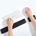 Miniatyrbild 1 av 4: Ergonomiskt tangentbord och mus med minnesskum för handledsstöd Svart+röd