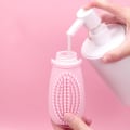 Pikkukuva 2 / 7: Silikoninen annostelupullo shampooharjalla Pinkki+sininen+harmaa