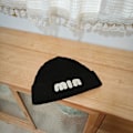 Miniatyrbillede 2 af 3: Strikket beanie hue Sort