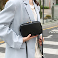 Miniatyrbillede 2 af 4: Chic mini skuldertaske til kvinder - Stilfuld crossbody pung Sort
