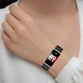 Pikkukuva 5 / 11: Vaihtoranneke Huawei Band 10/9/8 - Hengittävä reikäkuvio Musta