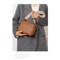 Miniatyrbild 2 av 3: Crossbody-väskor för kvinnor, justerbar remväska i PU-läder Brun