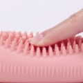 Pikkukuva 6 / 7: Silikoninen annostelupullo shampooharjalla Pinkki+sininen+harmaa