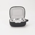 Pikkukuva 4 / 5: Suojaava Bluetooth-kuulokekotelo карабиinihaalla Musta