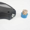 Pikkukuva 2 / 3: Korkeapainepesurin sovitin, G1/4 Quick Connect -naarasliitin sinisellä holkilla