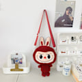 Miniatyrbillede 4 af 7: Charmerende plys-crossbody-taske Rød