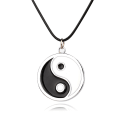 Pikkukuva 1 / 5: Kaulakoru Yin Yang riipuksella Musta/valkoinen