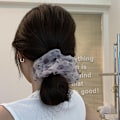 Miniatyrbillede 4 af 4: Satin Scrunchies til sommer - Elegant hårtilbehør (2-pack)