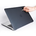 Pikkukuva 3 / 4: Kannettavan tietokoneen kansi näppäimistösuojalla ja pölytulpalla Macbook Air 13.6” A2681 Musta