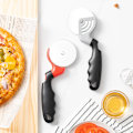 Pikkukuva 3 / 3: Ruostumattomasta teräksestä valmistettu pizzaleikkuri ergonomisella kahvalla
