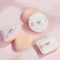 Miniatyrbilde 4 av 8: Pudderpuff Myk svamp Hudvennlig Hindrer at henge i ansiktet Makeup Puff for salong Hjem Reise Triangulær (pakket)
