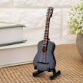 Miniatyrbillede 4 af 8: Mini træguitar model display Mini musikalske pynt Håndværk hjemindretning (blå 10cm)
