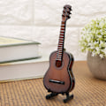Miniatyrbillede 2 af 8: Mini træguitar model display Mini musikalske pynt Håndværk hjemindretning (brun 14cm)